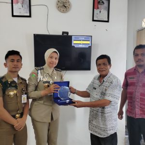 PRAJA IPDN MENYELESAIKAN PENELITIAN DI DISDUKCAPIL KABUPATEN TOBA