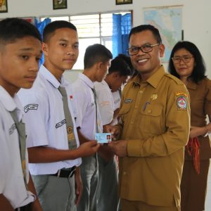 BUPATI TOBA SERAHKAN KTP-EL KEPADA PELAJAR SMAN 1 AJIBATA