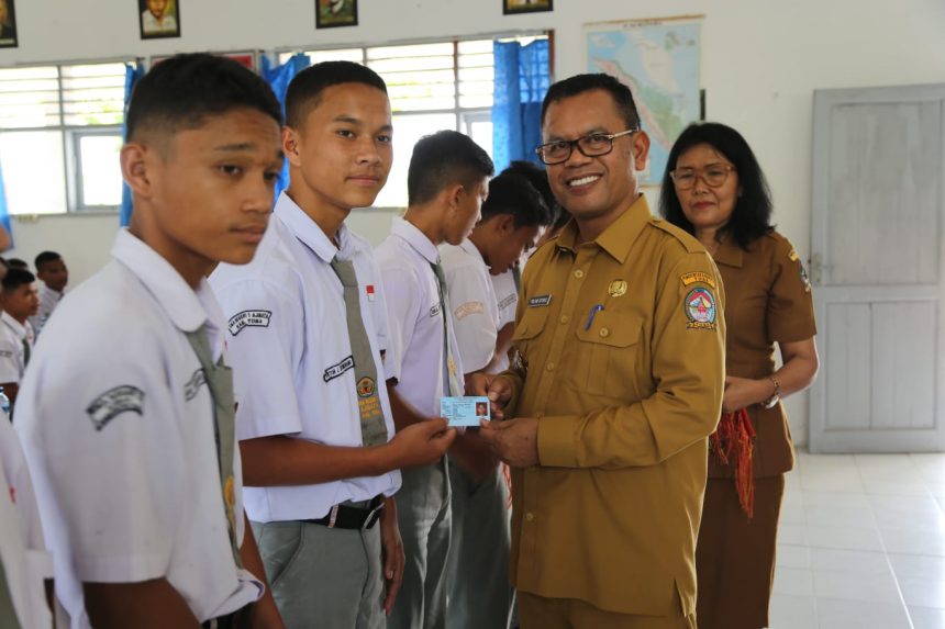 BUPATI TOBA SERAHKAN KTP-EL KEPADA PELAJAR SMAN 1 AJIBATA