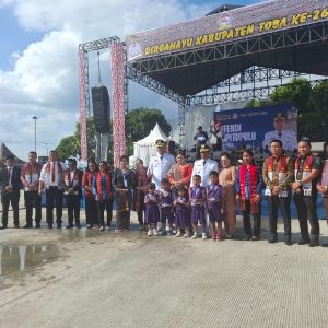 Bupati Toba Menyerahkan KIA (Kartu Identitas Anak pada Hari Ulang Tahun Toba