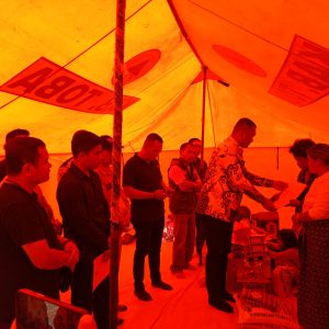 BUPATI TOBA SERAHKAN DOKUMEN KEPENDUDUKAN KORBAN KEBAKARAN DI AJIBATA