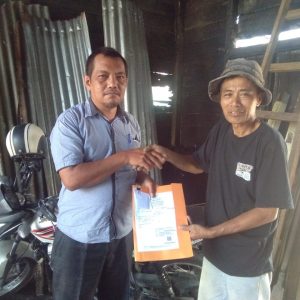 DISDUKCAPIL TOBA SERAHKAN DOKUMEN KEPENDUDUKAN KEPADA KORBAN KEBAKARAN RUMAH DI PORSEA DAN LAGUBOTI