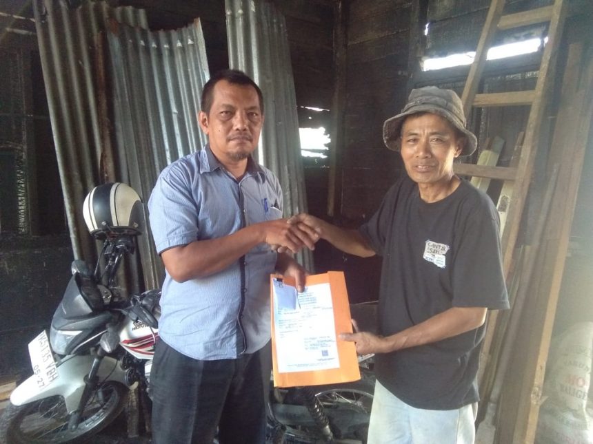DISDUKCAPIL TOBA SERAHKAN DOKUMEN KEPENDUDUKAN KEPADA KORBAN KEBAKARAN RUMAH DI PORSEA DAN LAGUBOTI