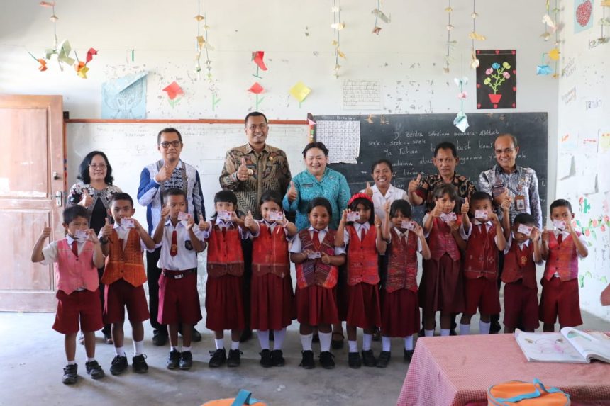 BUPATI BERKANTOR DI DESA SIDULANG, DISDUKCAPIL TOBA LAKSANAKAN PELAYANAN ADMINDUK