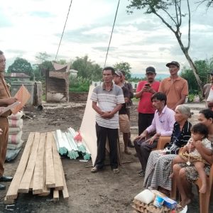 DINAS DUKCAPIL TOBA SERAHKAN DOKUMEN KEPENDUDUKAN KEPADA KORBAN KEBAKARAN RUMAH DI DESA OMBUR