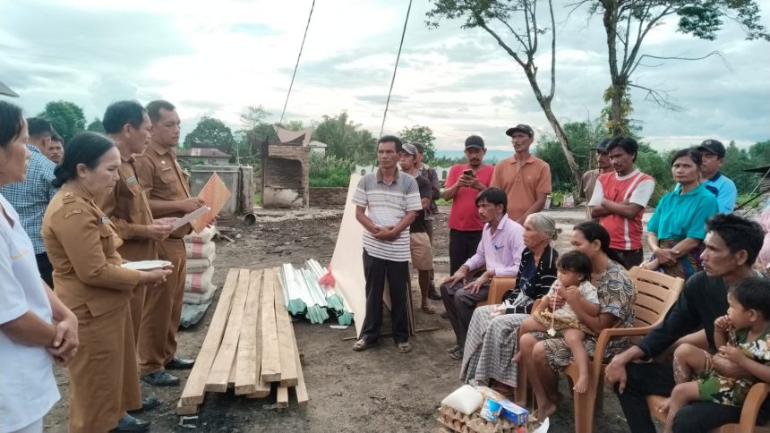 DINAS DUKCAPIL TOBA SERAHKAN DOKUMEN KEPENDUDUKAN KEPADA KORBAN KEBAKARAN RUMAH DI DESA OMBUR