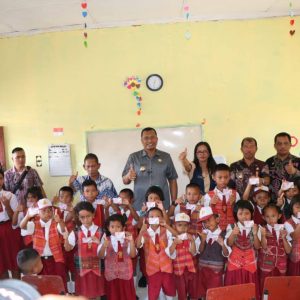 BUPATI DAN WAKIL BUPATI TOBA LAKSANAKAN BUPATI BERKANTOR DI DESA, PELAYANAN ADMINDUK MENDAPAT PERHATIAN DARI WARGA