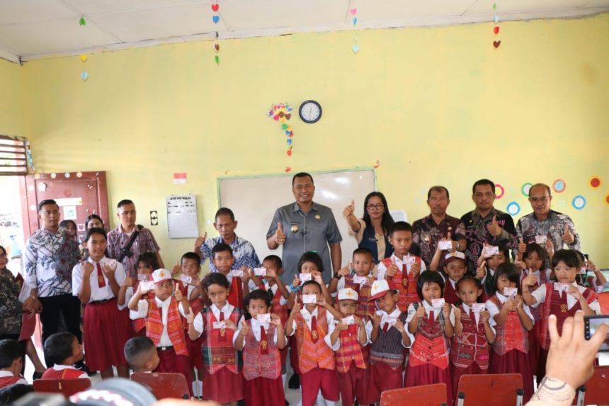 BUPATI DAN WAKIL BUPATI TOBA LAKSANAKAN BUPATI BERKANTOR DI DESA, PELAYANAN ADMINDUK MENDAPAT PERHATIAN DARI WARGA