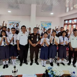 KAJARI KABUPATEN TOBA SERAHKAN KIA DI SMPN 1 LAGUBOTI DAN SDN No. 173550 LAGUBOTI