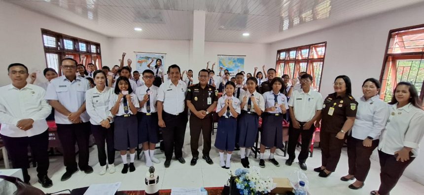 KAJARI KABUPATEN TOBA SERAHKAN KIA DI SMPN 1 LAGUBOTI DAN SDN No. 173550 LAGUBOTI