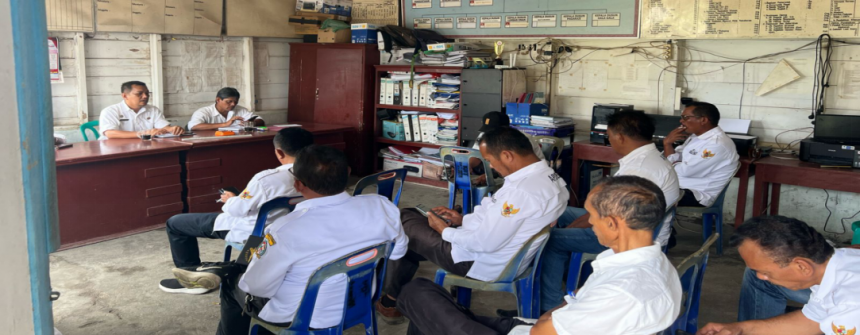 PLT. KADIS DUKCAPIL TOBA MENJADI NARASUMBER PERTEMUAN APDESI KECAMATAN BALIGE