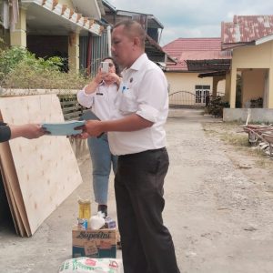 DISDUKCAPIL TOBA SERAHKAN DOKUMEN KEPENDUDUKAN KORBAN KEBAKARAN RUMAH DI BALIGE