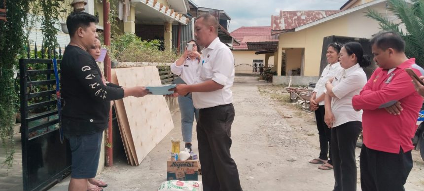 DISDUKCAPIL TOBA SERAHKAN DOKUMEN KEPENDUDUKAN KORBAN KEBAKARAN RUMAH DI BALIGE