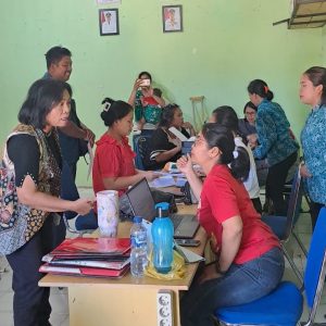 DISDUKCAPIL LAKSANAKAN JEMPUT BOLA LAYANAN ADMINDUK DI DESA JONGGI MANULUS