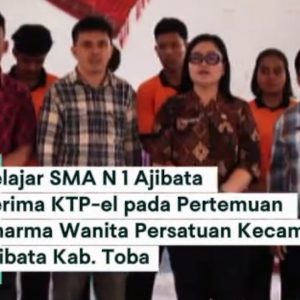 Pelajar SMA N 1 Ajibata Terima KTP-el pada Pertemuan Dharma Wanita Persatuan Kecamatan Ajibata