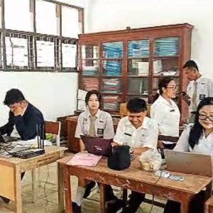 DUKCAPIL TOBA LAKSANAKAN PEREKAMAN KTP-EL DI SMK NEGERI 2 BALIGE DUKCAPIL TOBA LAKSANAKAN PEREKAMAN KTP-EL DI SMK NEGERI 2 BALIGE