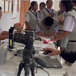 Disdukcapil Toba Jemput Bola di SMA N 1 Uluan, Puluhan Pelajar Rekam KTP-el